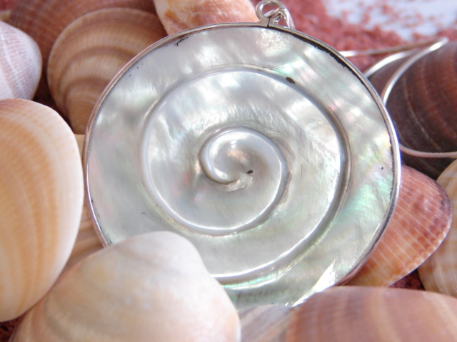 Pendentif nacre avec chaine argent