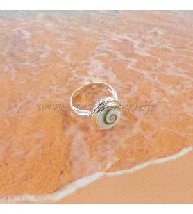   Ronde ring in zilver met geciseleerde omtrek en oog van Saint Lucia 30